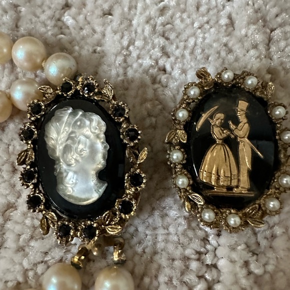 Vintage double strand hand knotted pearl necklace from Mallorca 2 cameo brooches - Picture 3 of 16
